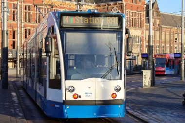Hollanda 'nın Amsterdam şehrinde GVB' nin Siemens kombinasyon tramvayı