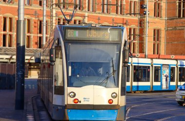 Hollanda 'nın Amsterdam şehrinde GVB' nin Siemens kombinasyon tramvayı