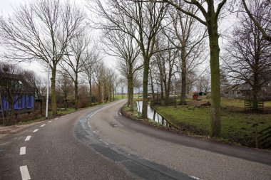 Hollanda 'nın Moordrecht kentindeki Middelweg' de bisiklet yolu ve yol