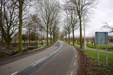 Hollanda 'nın Moordrecht kentindeki Middelweg' de bisiklet yolu ve yol