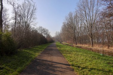 Hollanda 'daki Nieuwerkerk aan den IJssel köyünün kenarında Europapad adlı bisiklet yolu