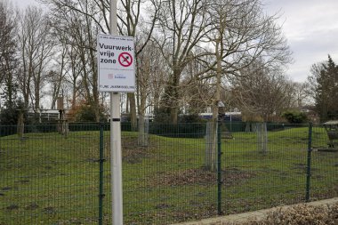 Nieuwerkerk aan den IJssel Hollanda 'daki bir geyik parkında yılbaşı arifesinde havai fişeksiz bölge tabelası