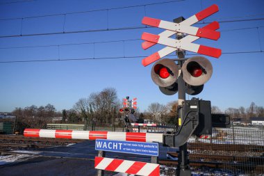 Zuidplaspold 'da kırmızı ışık ve bariyerle geçen demiryolu Hollanda' yı kapsıyor.