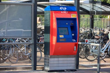 Waddinxveen Hollanda istasyonundaki R-NET trenlerinin bilet otomatları