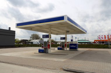 Hollanda 'daki Nieuwerkerk aan den IJssel' de Tinq 'in otomatik benzin istasyonu kurulması
