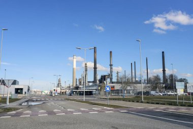 Hollanda 'daki Rotterdam limanının bir parçası olarak Europoort limanındaki BP Europoort Rafinerisi