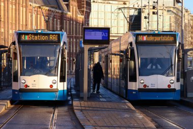Hollanda 'nın Amsterdam şehrinde GVB' nin Siemens kombinasyon tramvayı