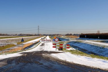 Hollanda 'daki Rotterdam yakınlarında Zevenhuizen' deki Eendragtspolder 'da karlı yollar