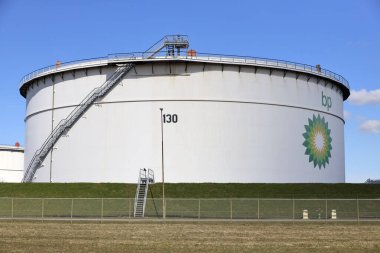 BP rafinerisindeki Rotterdam limanında petrol ve kimyasalların depolanması için tanklar