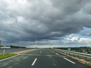 Zuidplaspolder 'ın üzerindeki kara bulutlar, Batı Avrupa' nın en az geri kazanılmış toprağı, Hollanda 'da ev inşa etmek için alınmıştır.