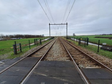 Hollanda 'daki Zuidplaspold' un arta kalan turba alanları arasındaki tren yolu.