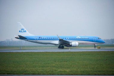 PH-EZH KLM Cityhopper Embraer ERJ uçağı Amsterdam Schiphol havaalanına varır varmaz Polderbaan 'a indi.