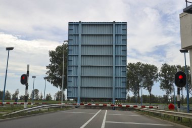 Hollanda 'nın Rotterdam limanındaki Neckarweg köprüsünde.