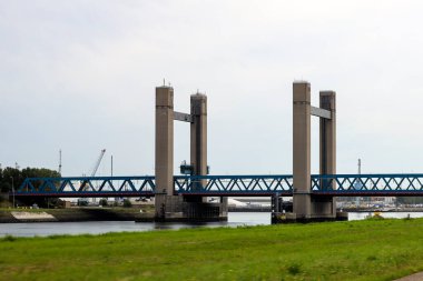 Hollanda 'nın Rotterdam limanındaki Oude Maas nehri üzerindeki Calandbrug köprüsü