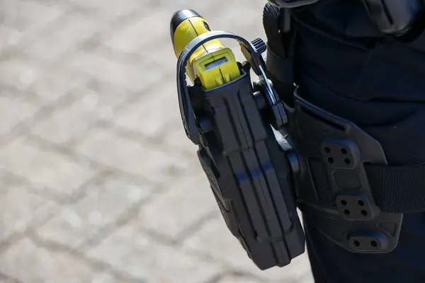 Hollanda 'da bir polis memurunun kemerine şok tabancası.