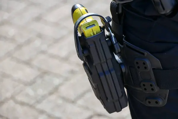 Taser Elektroschock Waffe Gürtel Eines Polizisten Den Niederlanden lizenzfreie Stockbilder