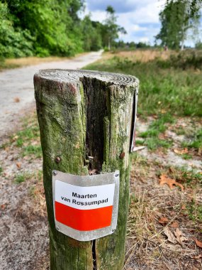 Hollanda 'da televizyon kişiliği Maarten van Rossum' dan sonra isimlendirilen patika hakkında imzala