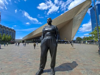 Hollanda 'da Thomas J Price' ın yaptığı Rotterdam Merkez İstasyonu önünde bulunan heykel anlarını.