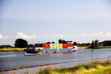 Hollanda 'nın Nieuwerkerk kentindeki gelgit nehri hollandsche IJssel' in hendek ve iskelesi.