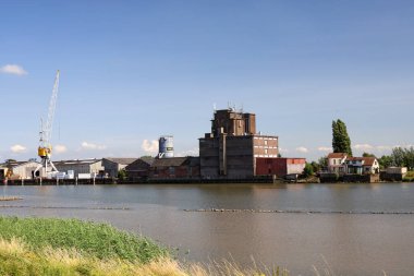 Hollanda 'da Ouderkerk ve Nieuwerkerk aan den IJssel yakınlarında kereste fabrikası olan Hollandsche Nehri.