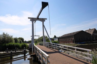 Hollanda 'daki Nieuwerkerk aan den IJssel köyündeki zuidplaspold kanalının üzerindeki köprüler.