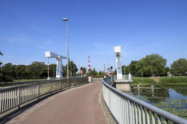 Hollanda 'daki Nieuwerkerk aan den IJssel köyündeki zuidplaspold kanalının üzerindeki köprüler.
