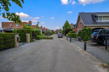 Hollanda 'daki Moerkapelle kasabasının sokakları ve kiliseleri