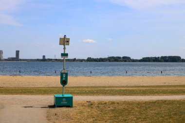 Yaz mevsiminde Hollanda 'nın Oud-Verlaat kentindeki Zevenhuizerplas Gölü' nde sahil.