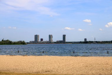 Yaz mevsiminde Hollanda 'nın Oud-Verlaat kentindeki Zevenhuizerplas Gölü' nde sahil.