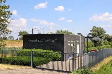 Çok Yüksek Frekanslı Çok Yönlü Menzil İstasyonu (VOR), Hollanda 'daki Rotterdam Havalimanı' nda bulunan bir kısa menzilli radyo navigasyon sistemidir.