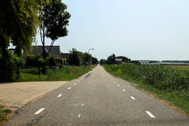 Çok Yüksek Frekanslı Çok Yönlü Menzil İstasyonu (VOR), Hollanda 'daki Rotterdam Havalimanı' nda bulunan bir kısa menzilli radyo navigasyon sistemidir.