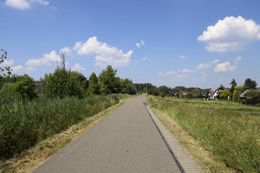 Çok Yüksek Frekanslı Çok Yönlü Menzil İstasyonu (VOR), Hollanda 'daki Rotterdam Havalimanı' nda bulunan bir kısa menzilli radyo navigasyon sistemidir.