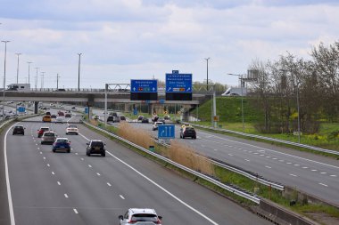 Hollanda 'da Prins Clausplein yakınlarındaki Rotterdam ve Amsterdam arasındaki A4 otoyolu trafikle kesişiyor.