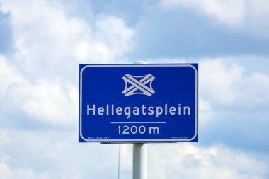 Hollanda 'nın A29 numaralı otoyolunda Hellegatsplein kavşağına doğru trafik işareti