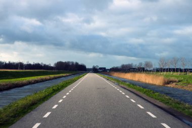 Hollanda, Zevenhuizen 'de Eendragtspolder' ın ortasında Middelweg