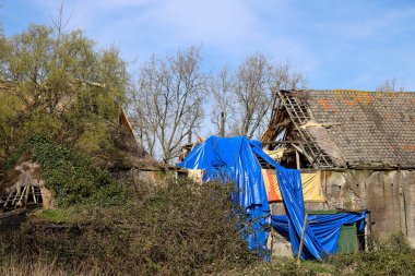 Heykel tarafından yıkılamayacak olan eski çiftlik Geertruidahoeve Nieuwerkerk aan den IJssel Hollanda 'dadır.