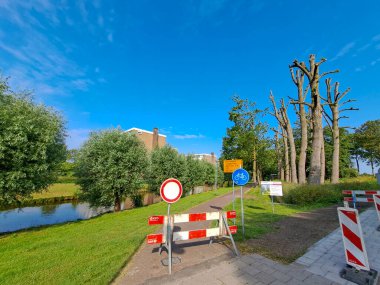 Hollanda 'daki Nieuwerkerk aan den IJssel' de bir bisiklet yolunun yalınayak yenilenmesi