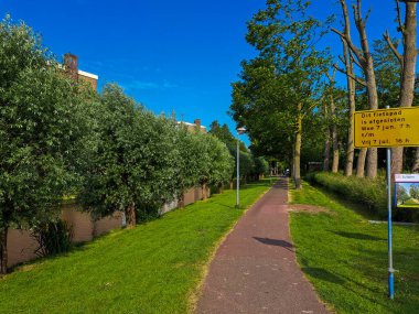 Hollanda 'daki Nieuwerkerk aan den IJssel' de bir bisiklet yolunun yalınayak yenilenmesi