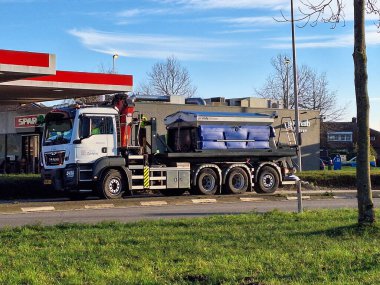 Nieuwerkerk aan den IJssel Güney Hollanda 'da kayganlık sırasında tuzlu yayıcı kamyon