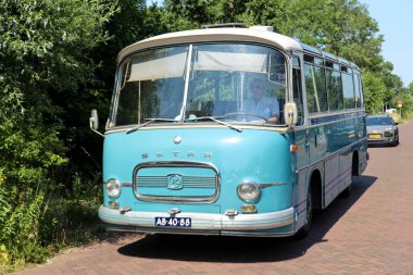 Hollanda 'nın başkenti Capelle aan de IJssel' de düzenlenen toplantıda, tarihi mavi Setra otobüs hız limitini aştı.