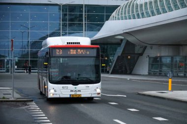 HTM 'nin kırmızı ve beyaz otobüsü Lahey Merkez İstasyonu' ndaki otobüs platformunda Hollanda