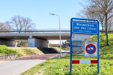 Zuidplas 'ın Nieuwerkerk aan den IJssel belediyesinin inşa edilmiş alanının işaretleri Hollanda' da