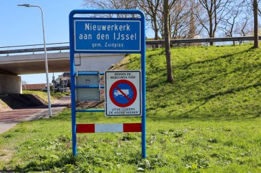 Zuidplas 'ın Nieuwerkerk aan den IJssel belediyesinin inşa edilmiş alanının işaretleri Hollanda' da