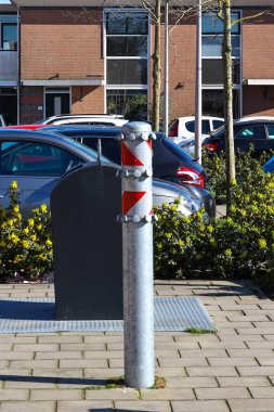 Nieuwerkerk aan den IJssel 'de her iki haftada bir plastik atık toplamak için kancalı çelik çubuk.