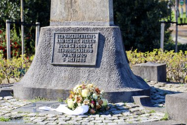 Nieuwerkerk aan den IJssel Hollanda 'daki 2. Dünya Savaşı kurbanlarının anısına iğne.