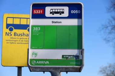 Hollanda 'da bakım sırasında trenler yerine NS otobüs durakları için geçici otobüs durağı işaretleri