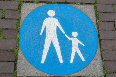 Nieuwerkerk aan den IJssel 'de yaya bölgesi trafik işaretini gösteren kaldırımda döşeme