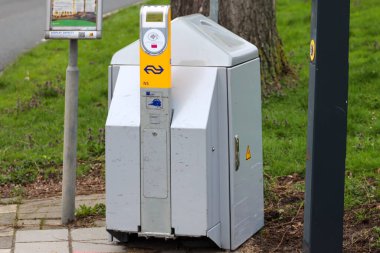 Nieuwerkerk 'te tren yerine otobüslerle geçici ulaşım için NS mobil kontrol gönderileri