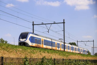 NS tarafından Gouda ve Rotterdam arasındaki Moordrecht yakınlarındaki pistte SLT sprinter