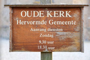 Nieuwerkerk 'teki eski kilisenin açılış saatleri. Hollanda' daki yenilenmiş cemaatten IJssel de dahil.